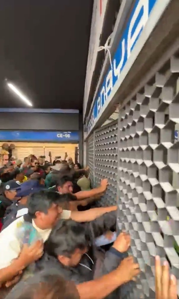 Usuarios del Metro CDMX dan portazo en General Anaya por afectaciones durante protestas