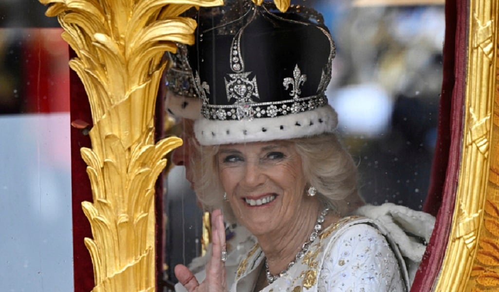 Reina Camila coronada