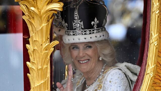 Reina Camila coronada