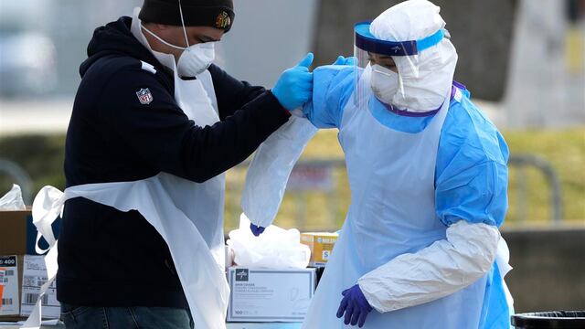 Personal médico labora en centro de detección de coronavirus en Estados Unidos.