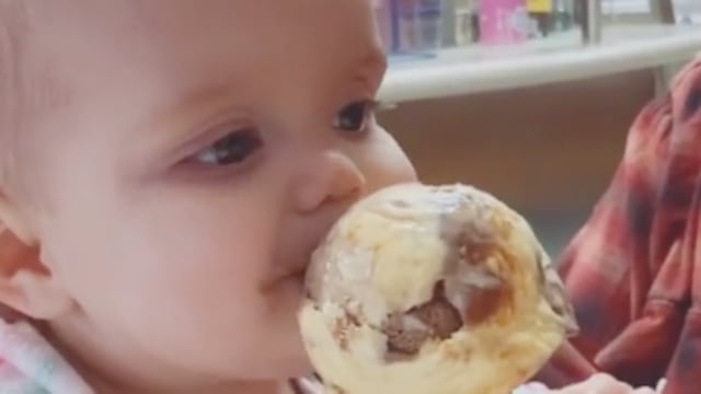 Bebé reacciona a su primera probada de helado
