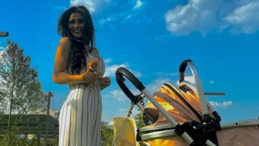 Gomita saca a pasear a su perrito en carriola y termina criticada