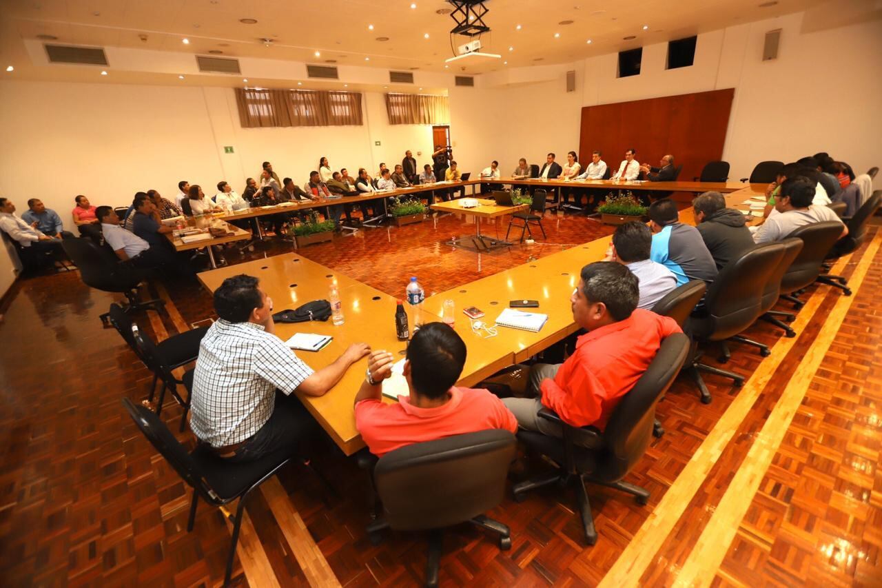 La reunión tuvo lugar en las oficinas centrales de la Secretaría de Educación Pública (SEP), en la Ciudad de México, con la presencia de Rafael Flores Mendoza, de la Jefatura de Oficina de la SEP.