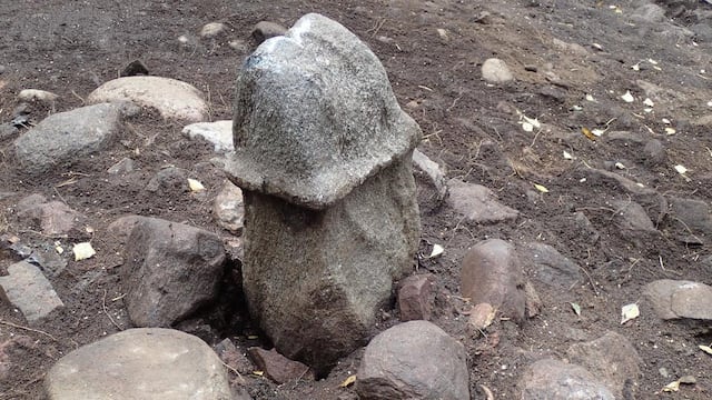 Encuentran enorme escultura con forma de pene de hace 2 mil 500 años.