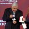 AMLO hace donativo de mil 700 pesos a la Cruz Roja en su conferencia mañanera