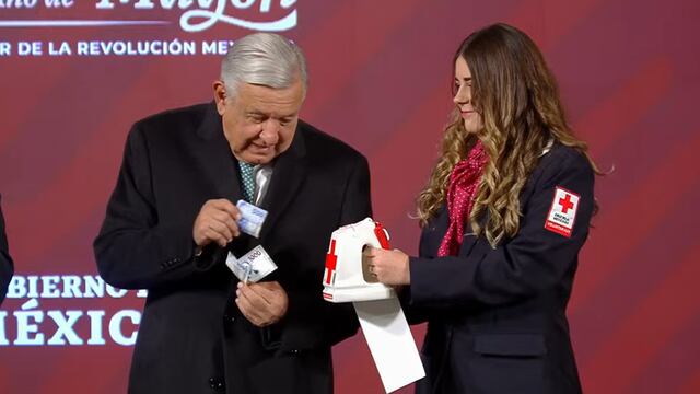 AMLO dona mil 700 pesos a la Cruz Roja
