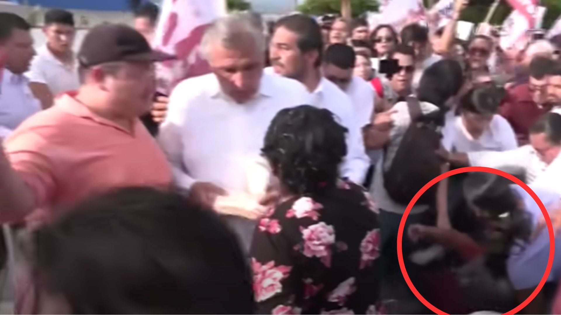 Adán Augusto ignora a abuelita que tiraron a centímetros de él