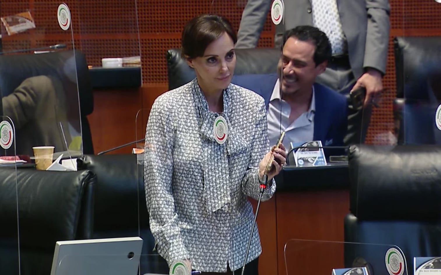 Lilly Téllez reproduce "ruidos de borrego" de AMLO