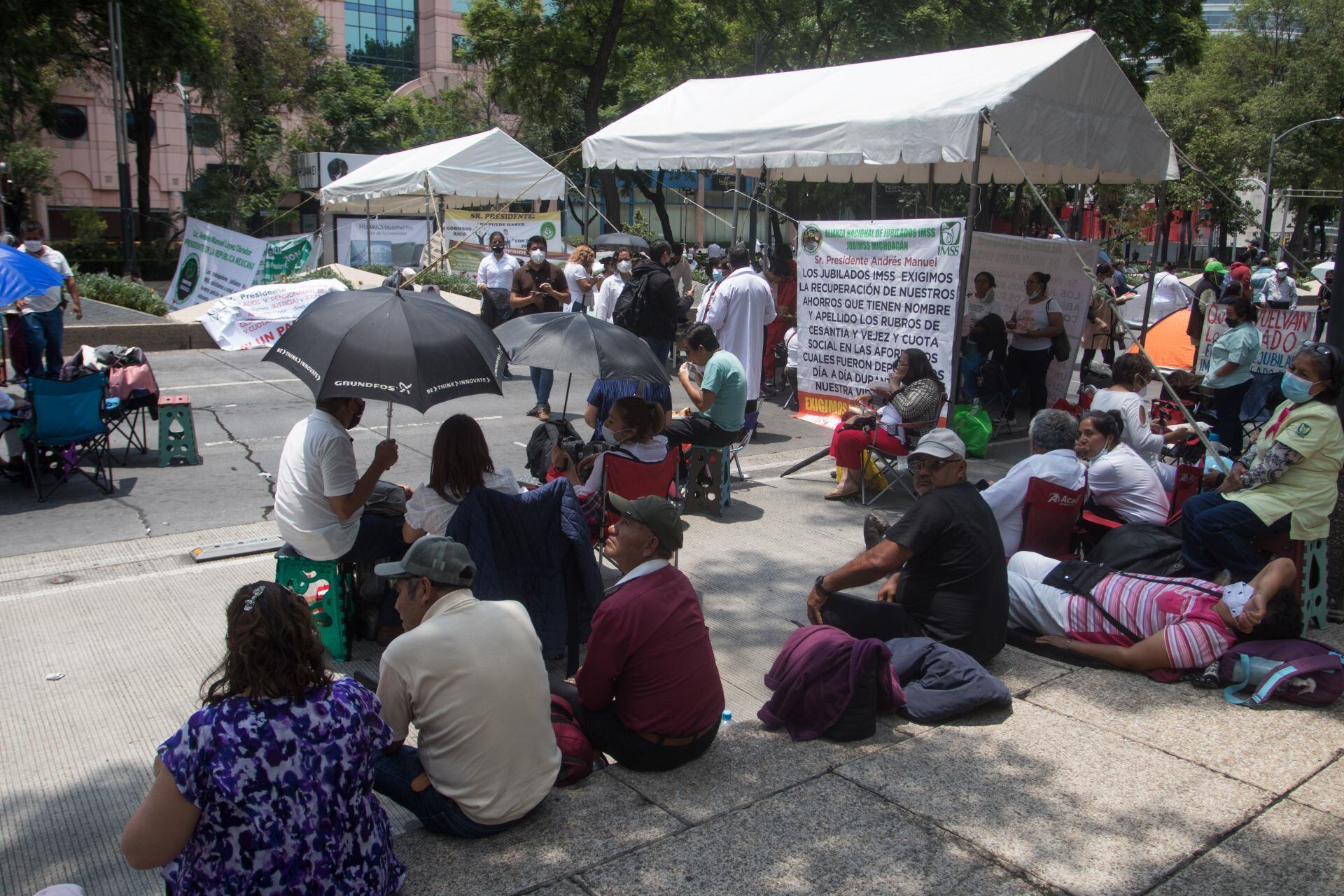 Jubilados del IMSS mantienen un bloqueo sobre avenida Reforma