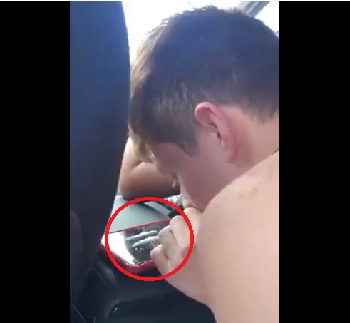 Octavio Ocaña inhala cocaína.