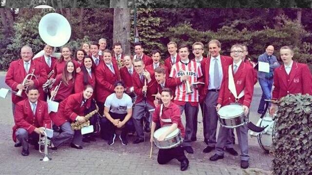 FOTO: Guardado recibe 'serenata' en Holanda