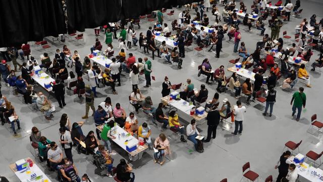 Vacunación a maestros en el Pepsi Center
