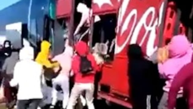 Normalistas saquean camión de Coca-Cola en Morelos