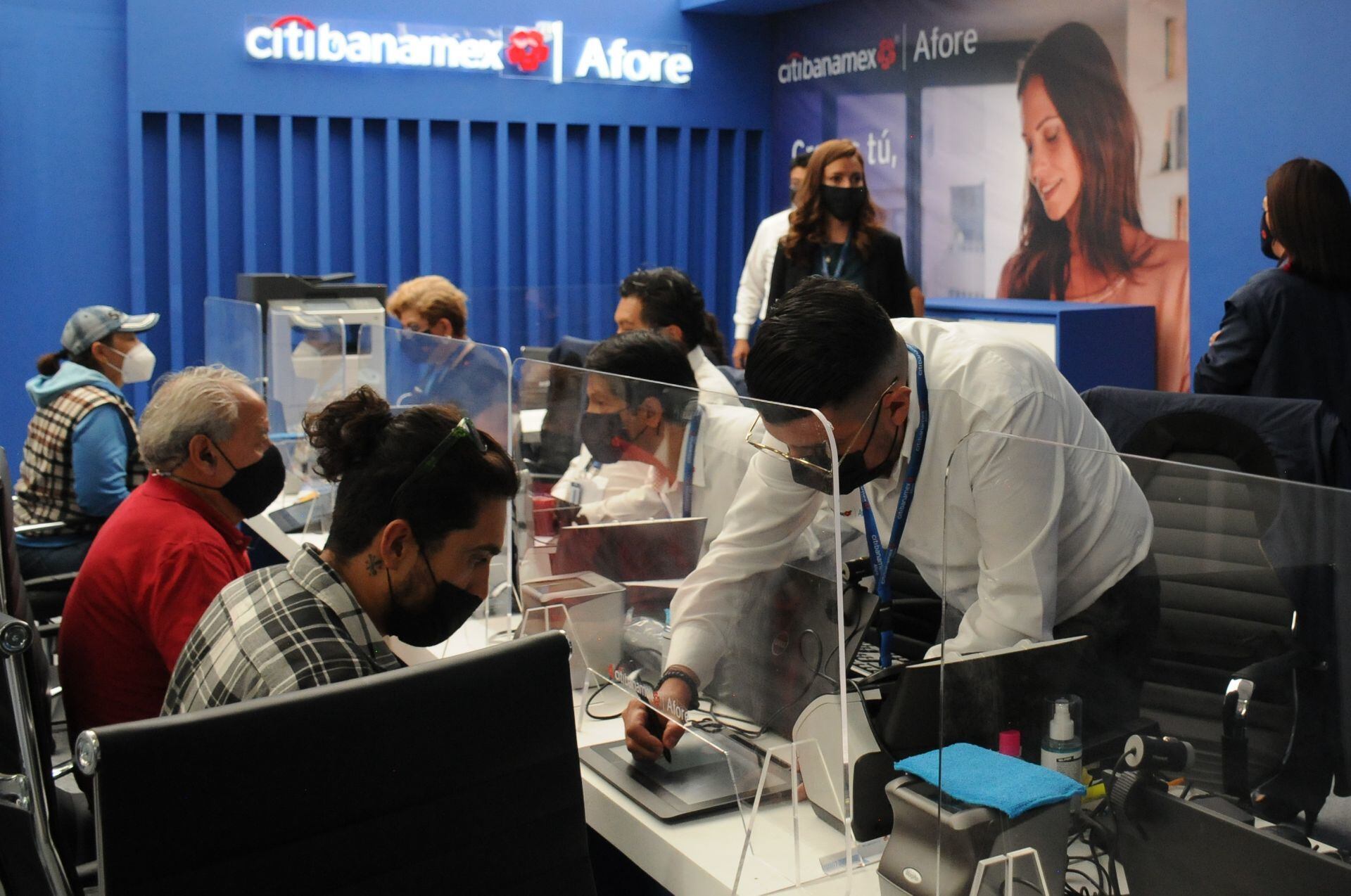 Citibanamex Afore atiende a sus clientes durante la feria de las afores.