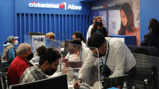 Citibanamex Afore atiende a sus clientes durante la feria de las afores.