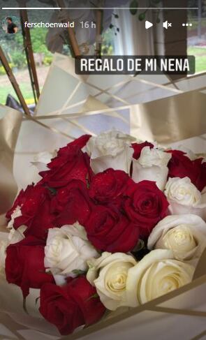 Fernando Schoenwald enseña las flores que Bárbara de Regil le regaló.
