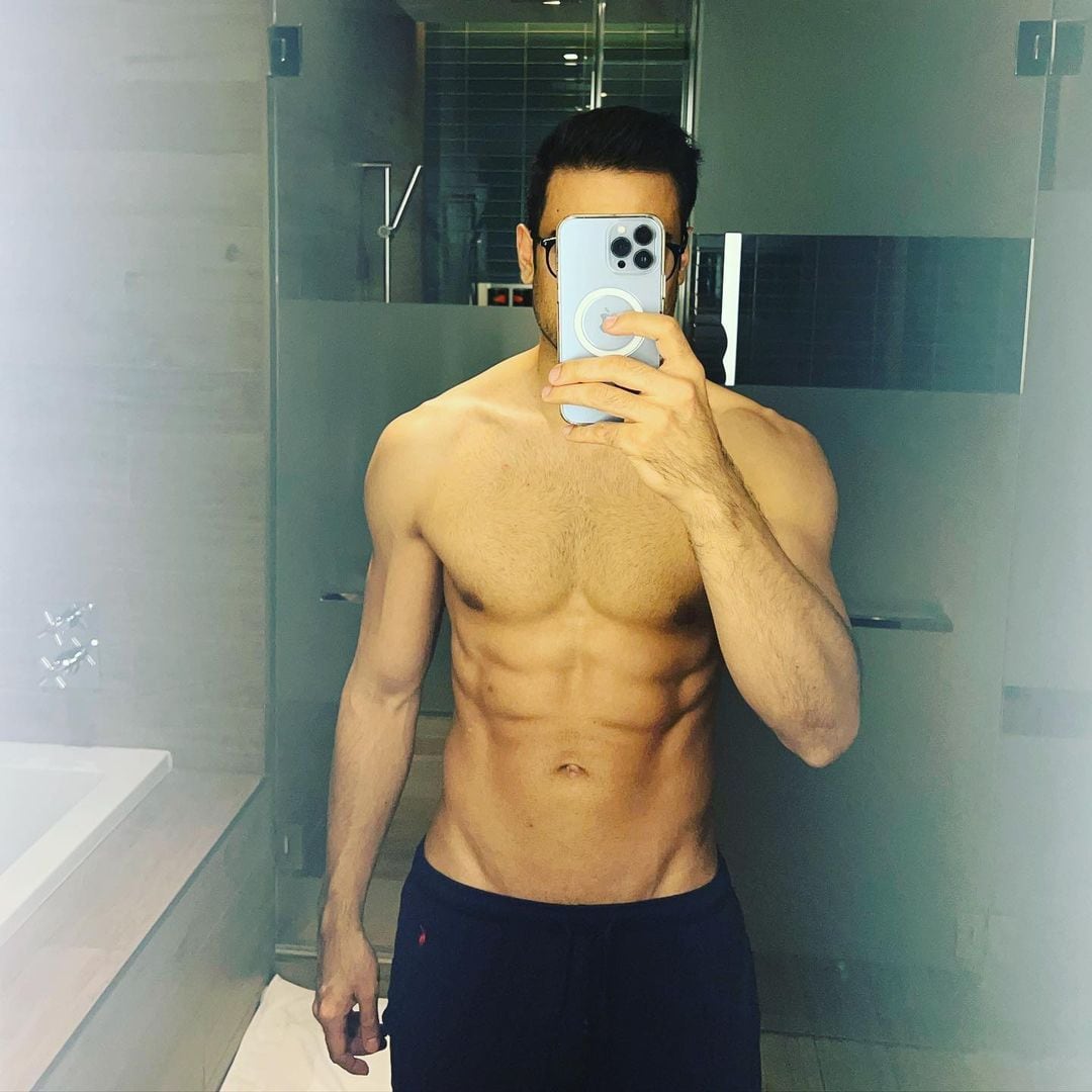 Carlos Rivera deja expuesto su six pack