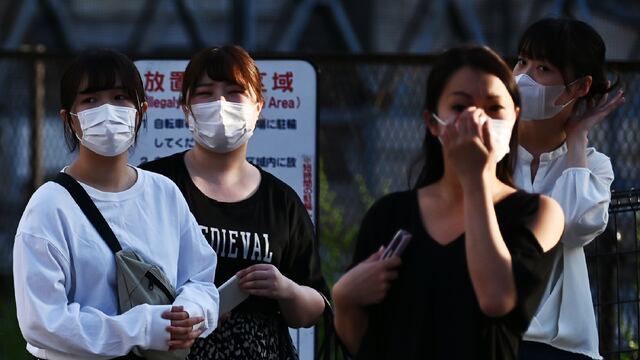 Mujeres con mascarilla en Japón.