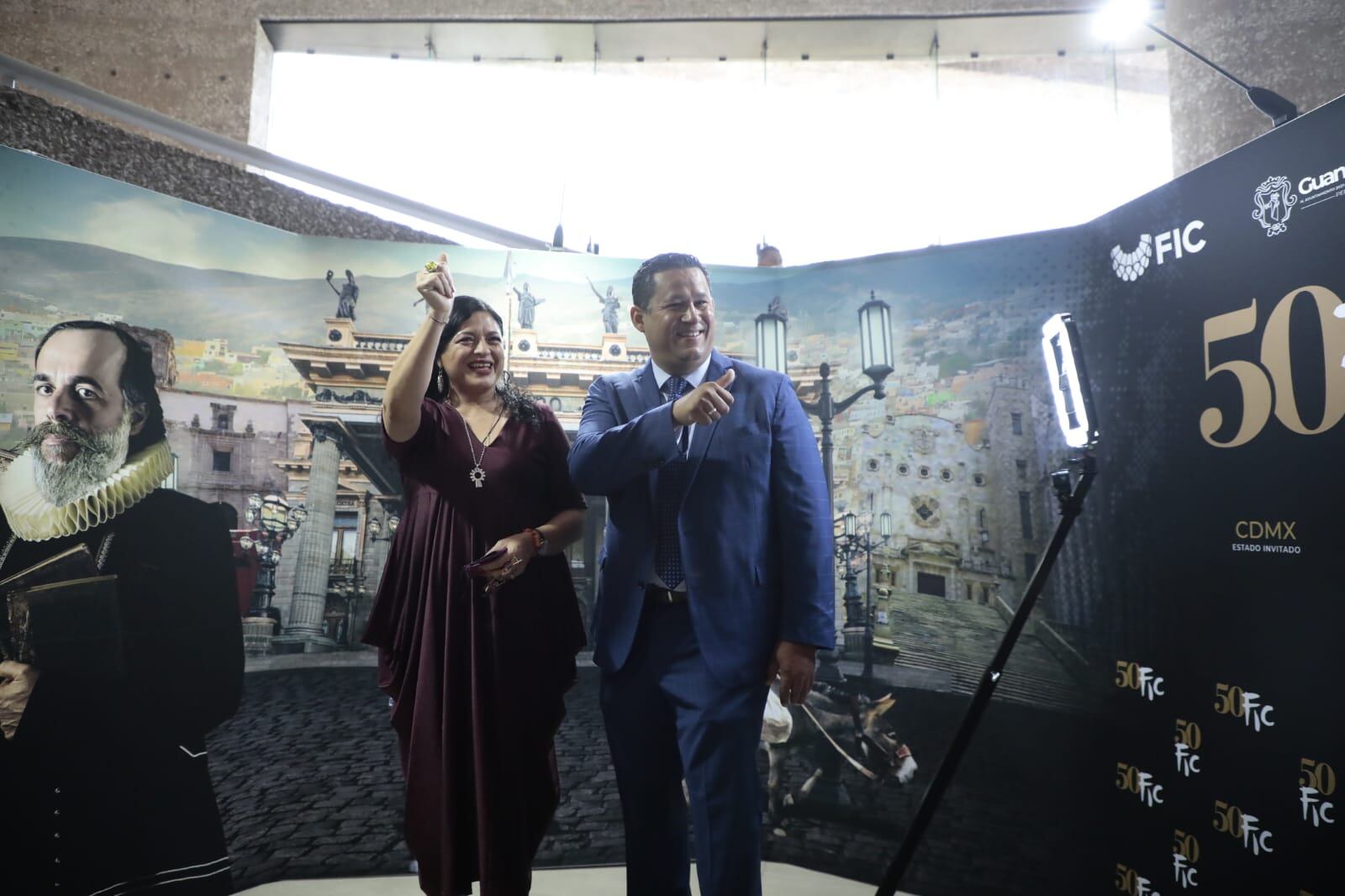 Alejandra Fraustro y Diego Sinhue