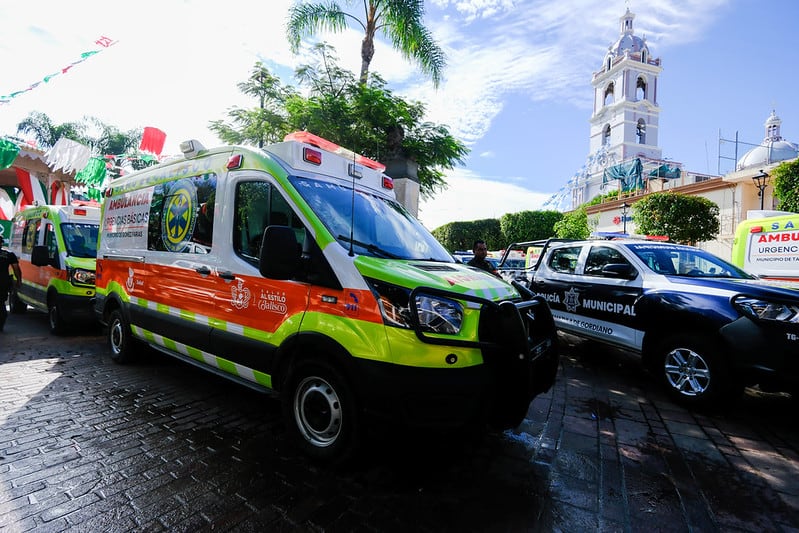 Pablo Lemus entrega 19 patrullas y 12 ambulancias en Jalisco