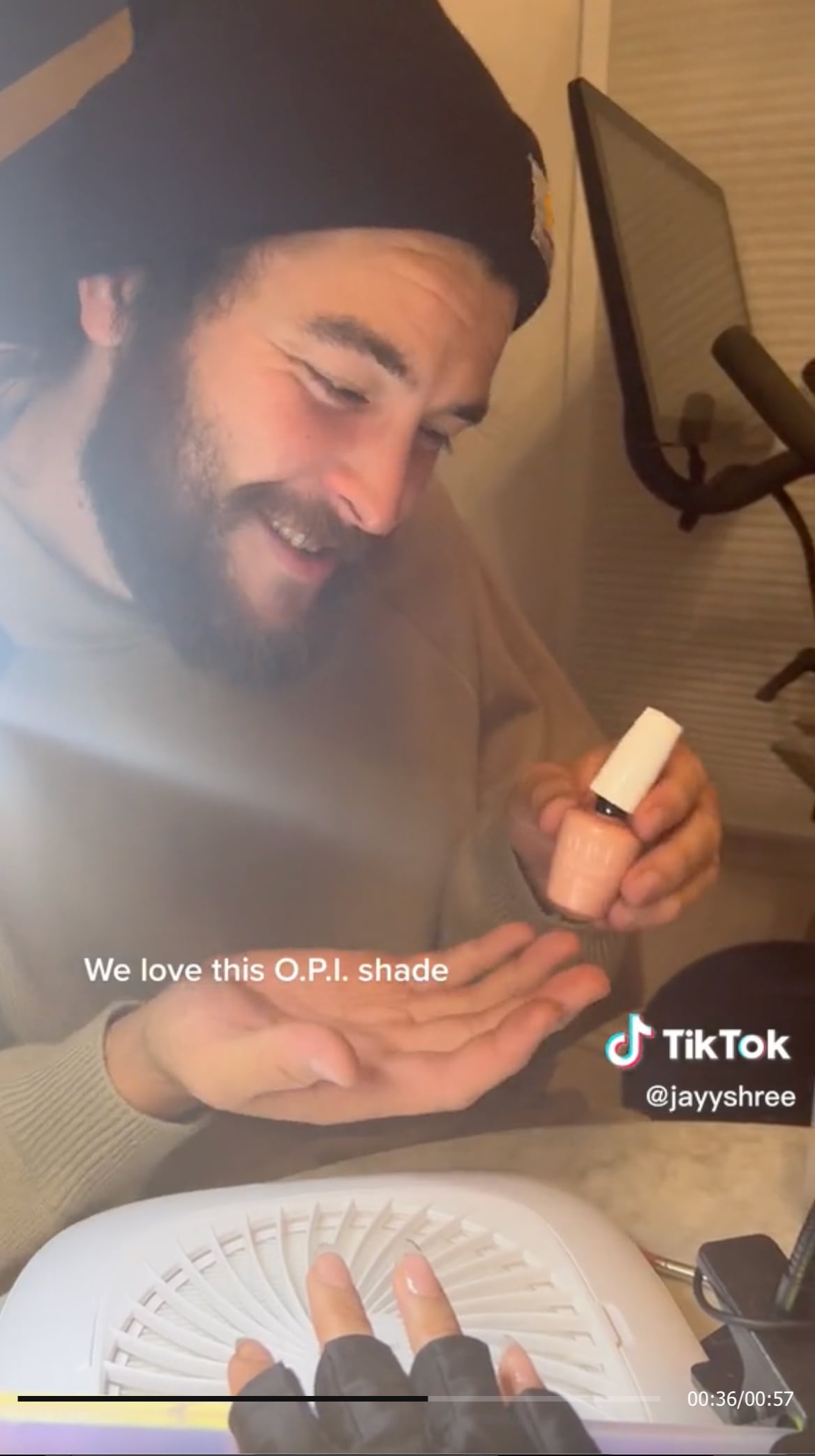 Novio aprende a hacerle el gelish para ahorrarse dinero