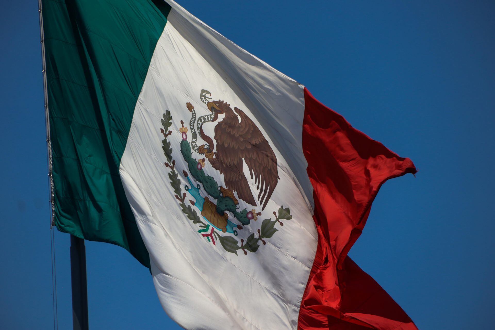 Bandera Mexicana ondea en la plaza de la Constitución, en el Zócalo de la Ciudad de México