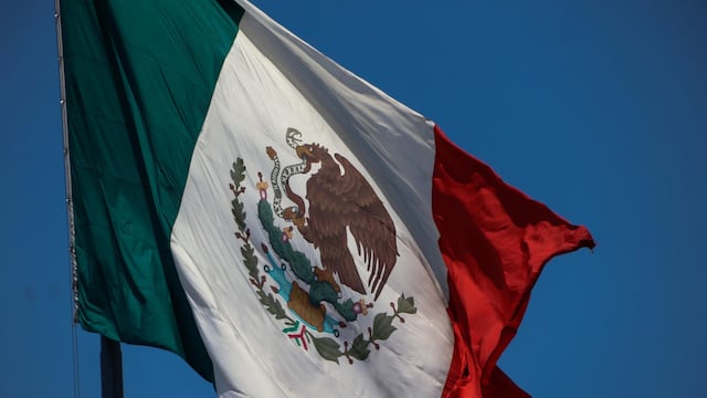 Bandera Mexicana ondea en la plaza de la Constitución, en el Zócalo de la Ciudad de México