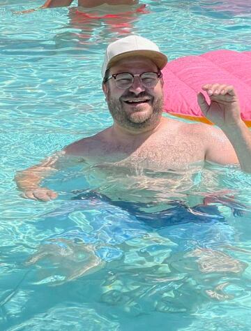 Encuentra a su "doble" en una alberca