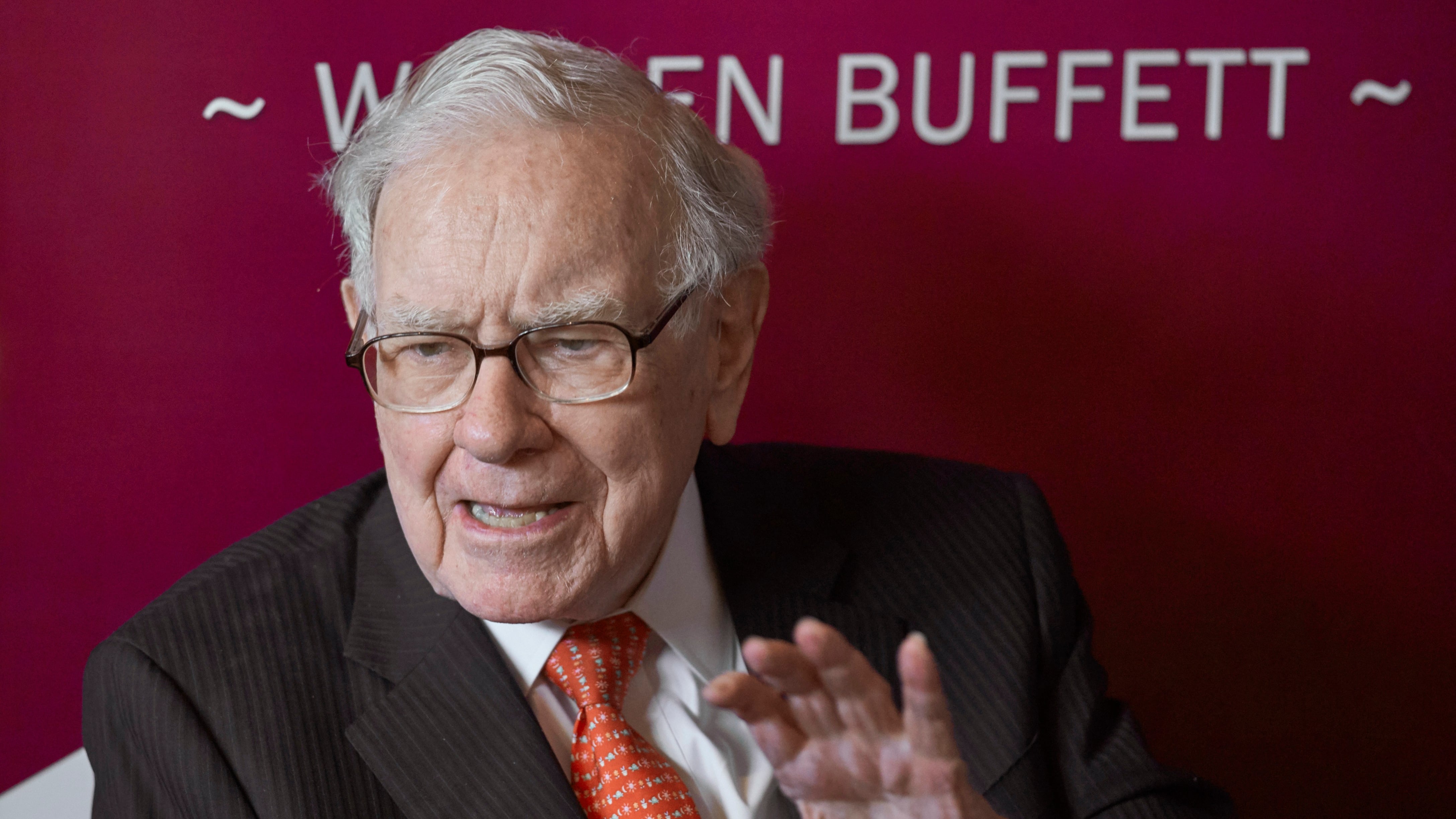 Warren Buffett deja Berkshire Hathaway tras décadas al frente; su hijo toma el relevo
