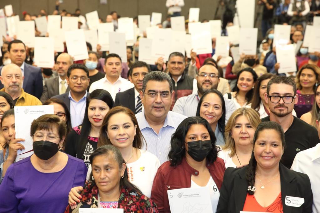 Gobierno de Puebla entrega escrituras y documentos a mujeres agraristas y cabeza de familia