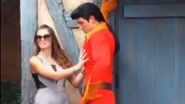 Mujer toca indebidamente a un personaje de Disney