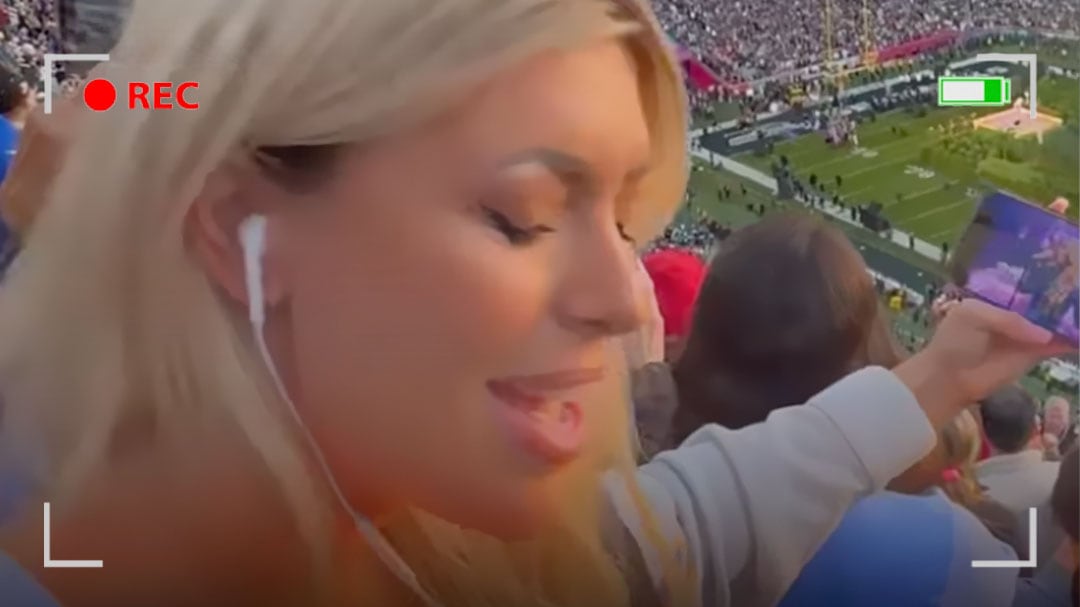 Así ignoró Amanda Vance a Bad Bunny y disfrutó el medio tiempo alternativo del Super Bowl 2026