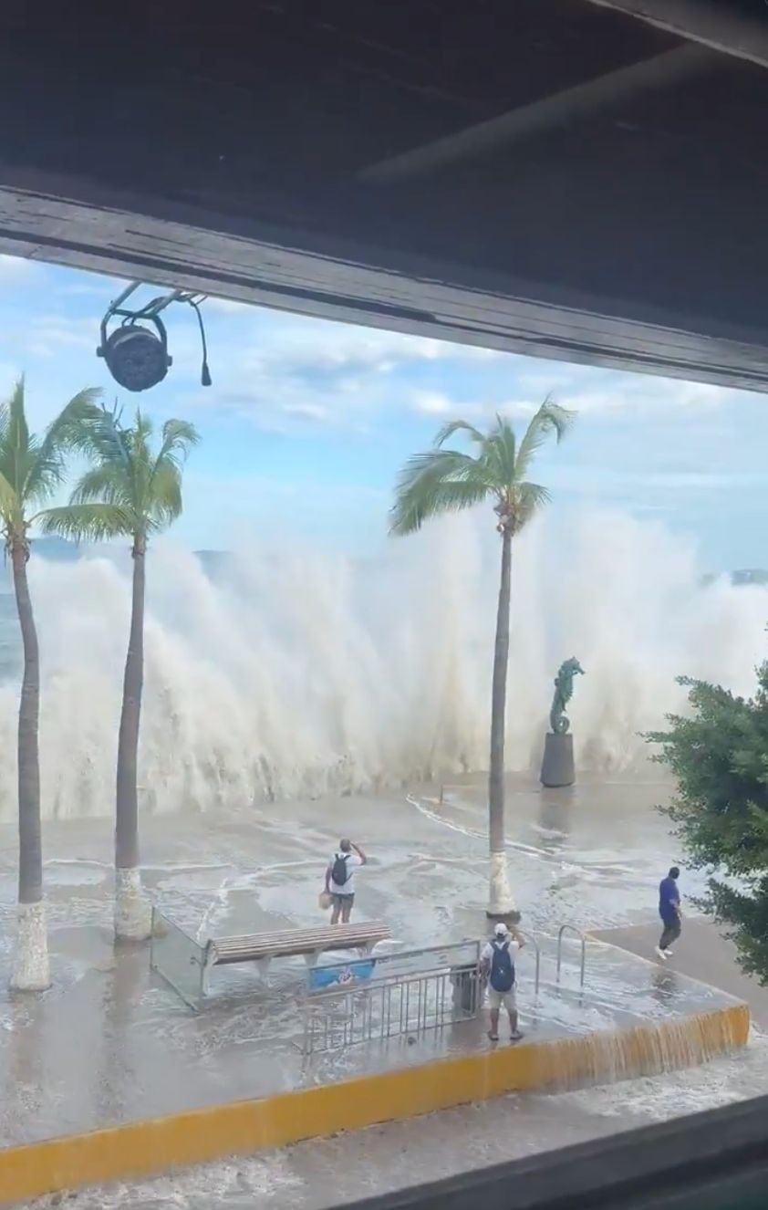 Huracán Rachel provoca grandes olas en Puerto Vallarta; Semar cierra el puerto