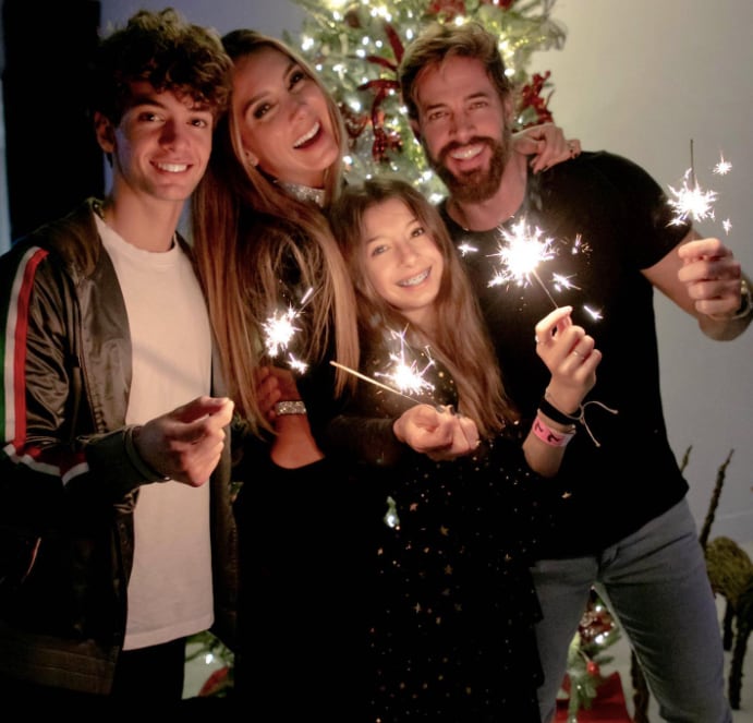 Elizabeth Gutiérrez junto a su esposo e hijos