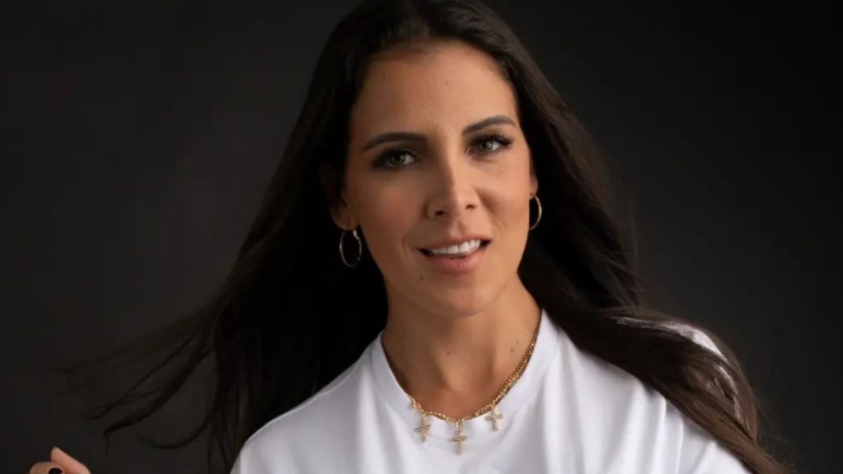 Adianez Hernández reacciona enseñando ombligo a la confesión de Rodrigo Cachero sobre estar en terapia