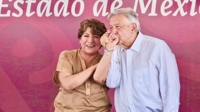AMLO besa la mano de Delfina Gómez