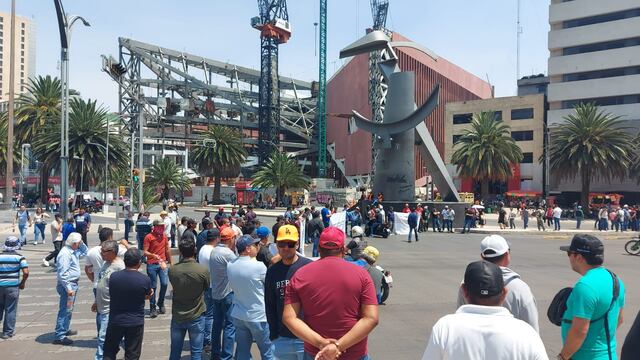 Pescadores bloquean la avenida Paseo de la Reforma