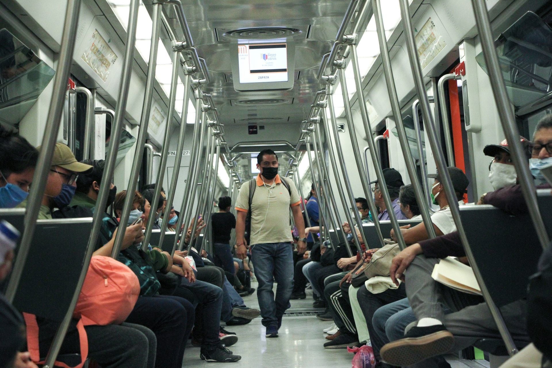 Hombres en Metro de la CDMX.