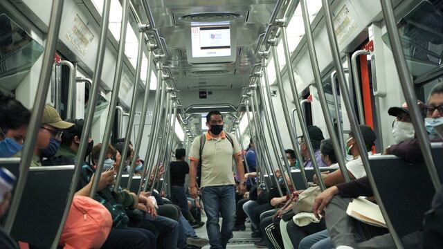 Hombres en Metro de la CDMX.