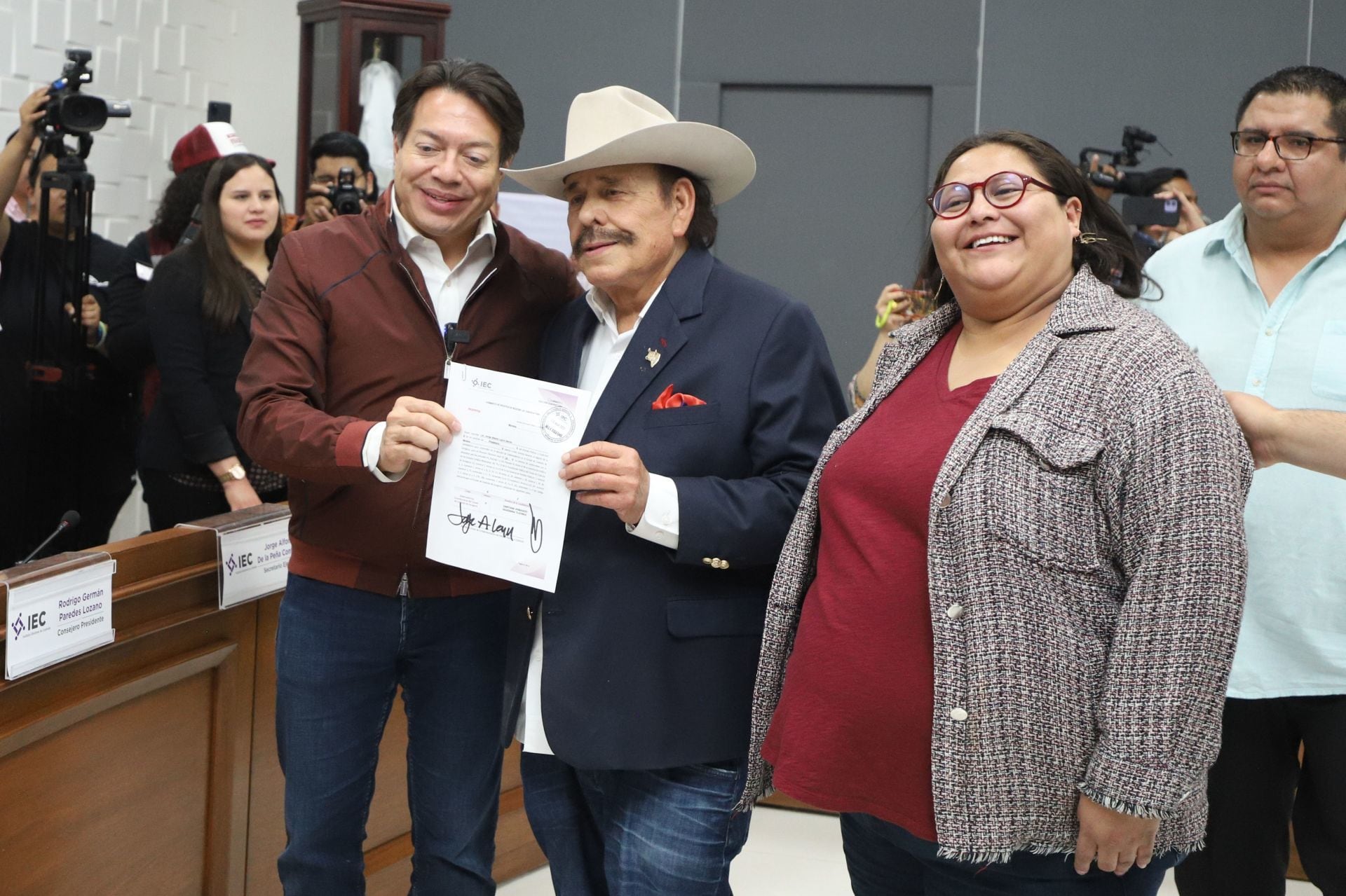 Armando Guadiana, senador con licencia de Morena, se registró como candidato a la gubernatura ante el Instituto Electoral de Coahuila. Lo acompañaron simpatizantes, Mario Delgado, presidente del partido y la secretaria general, Citlalli Hernández.