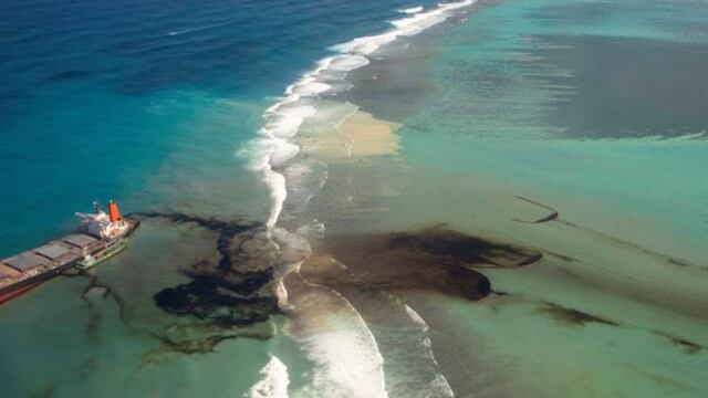 Barco derrama petróleo