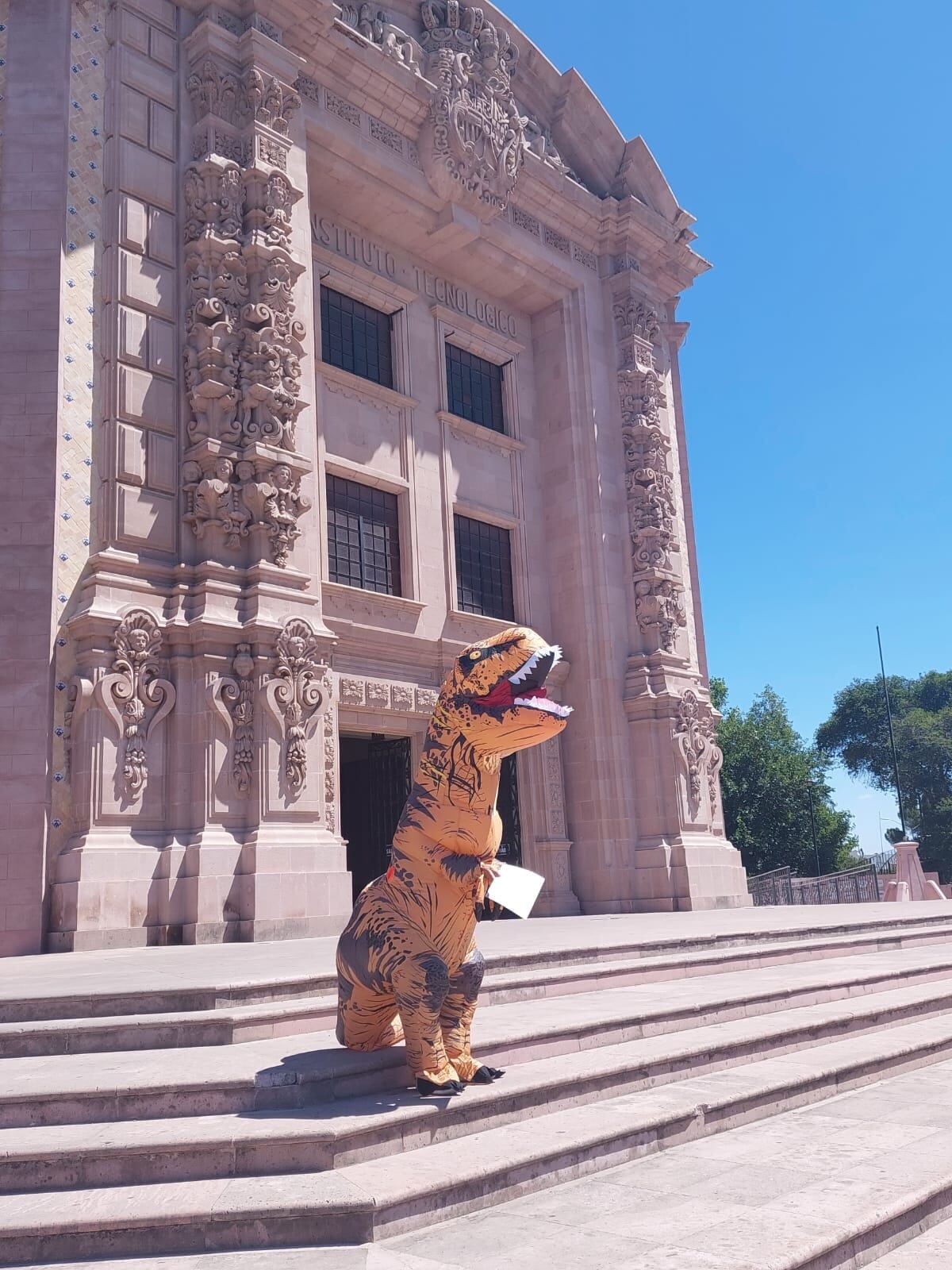 Obtiene título como ingeniero vestido de dinosaurio