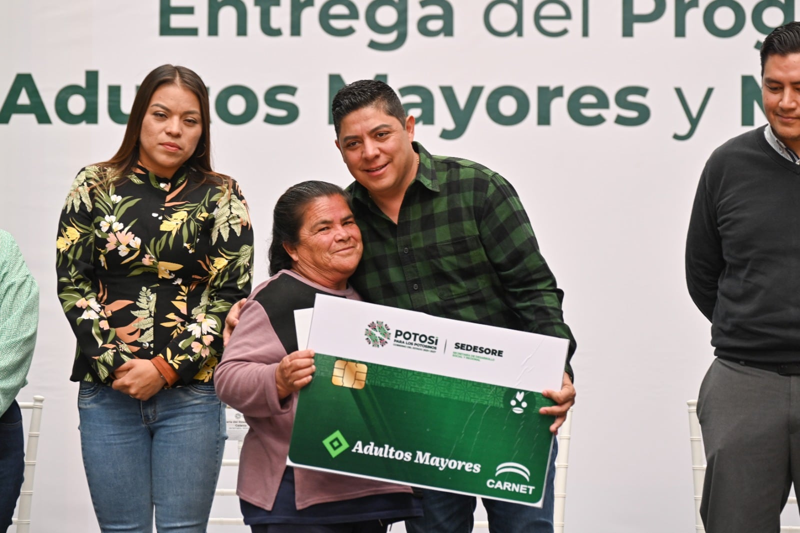 Ricardo Gallardo destaca apoyos y programas para mujeres.