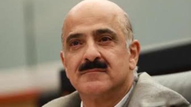 Ricardo Ahued Bardahuil “chapulineó” de la IP al gobierno. En 2003 fue presidente de la Canaco de Xalapa. De 2005 a 2007 fue alcalde de la capital veracruzana; diputado federal de 2009 a 2011 y legislador local de 2013 a 2016. En el 2018 fue electo senador y de ahí brincó al puesto actual como jefe de las aduanas de México.