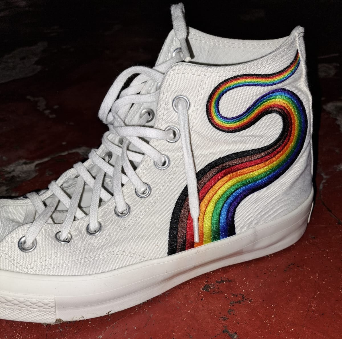Tenis de arcoíris de Alejandro Salazar por los que fue despedido