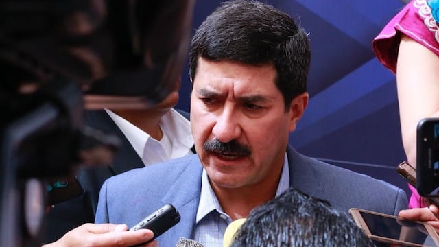 Javier Corral estalla contra Leo Zuckermann