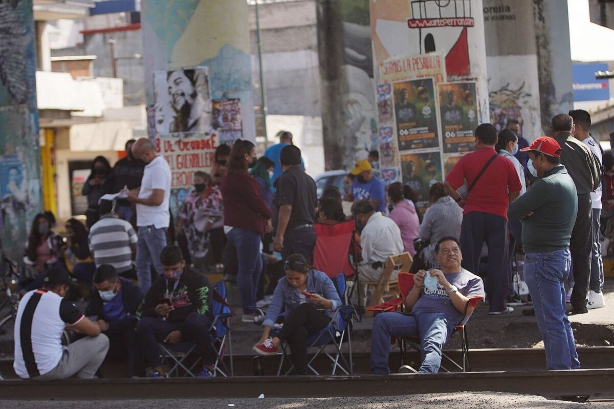 Profesores de la CNTE bloquean ferrocarril en Michoacán