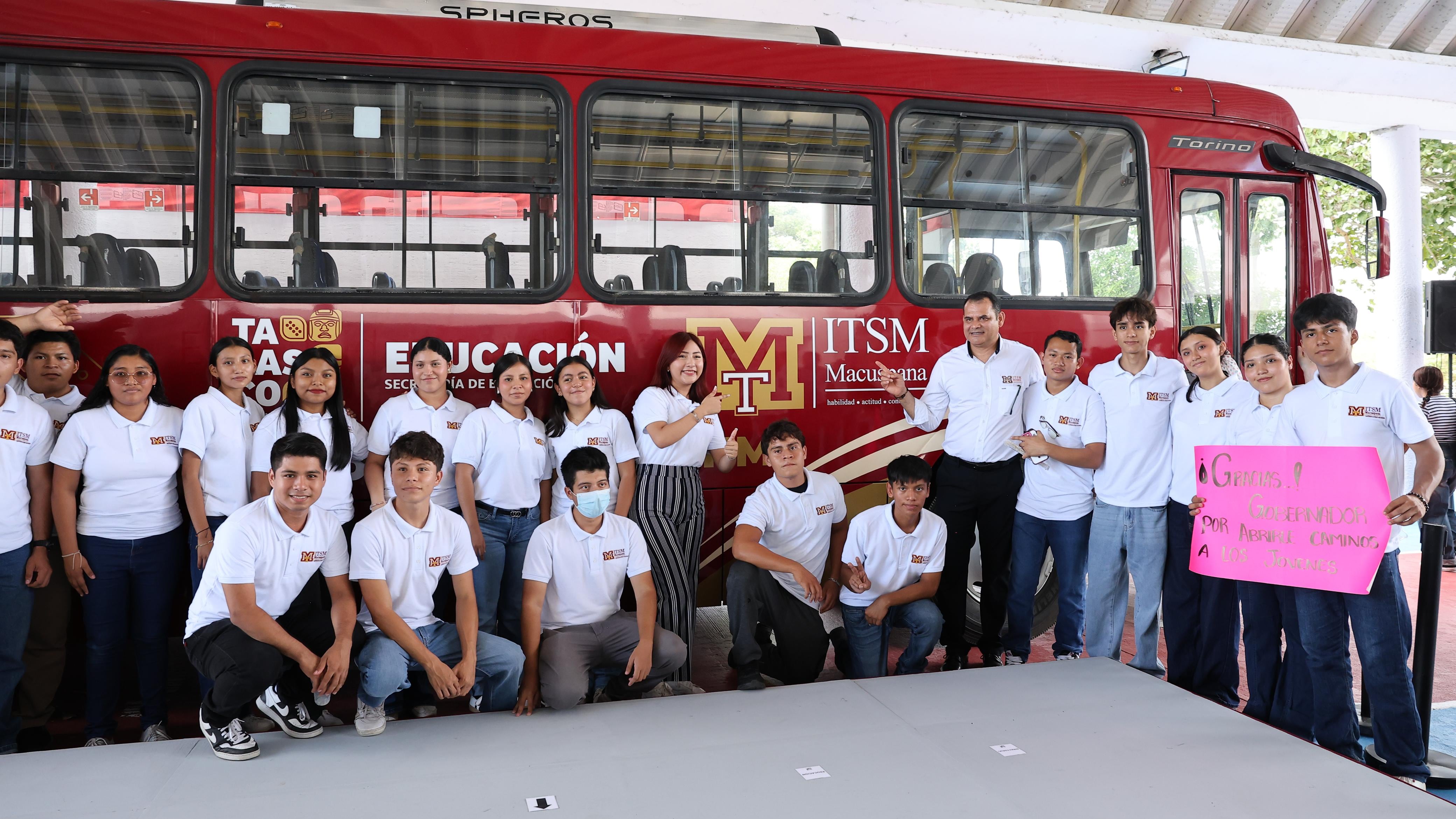 Javier May renueva transporte de universidades tecnológicas en Tabasco