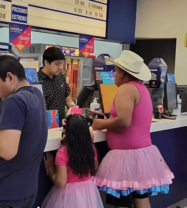 Papá se viste de rosa y con tutú para acompañar a su hija a ver Barbie