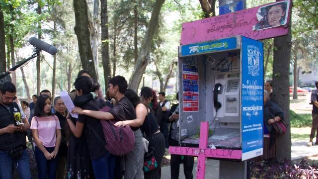 Alumnas de CCH Oriente y mamá de Lesvy Berlín en el Jardín de la Memoria.